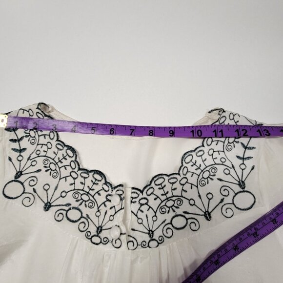 White Short Sleeve Blouse Top with Applique Accent One Size - Picture 4 of 11